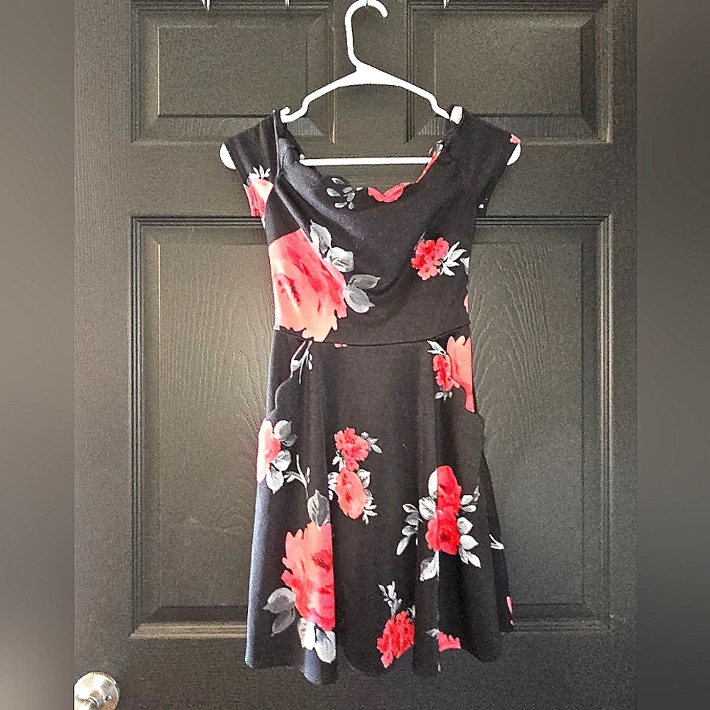 B. Darlin homecoming dress. size Small. Black with Red flowers